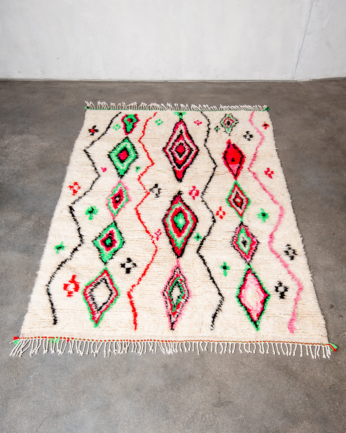 Modern designer handcrafted Berber rug from Morocco. Azilal rug with beautiful colors and patterns. Made of sheep’s wool and colourful cotton.